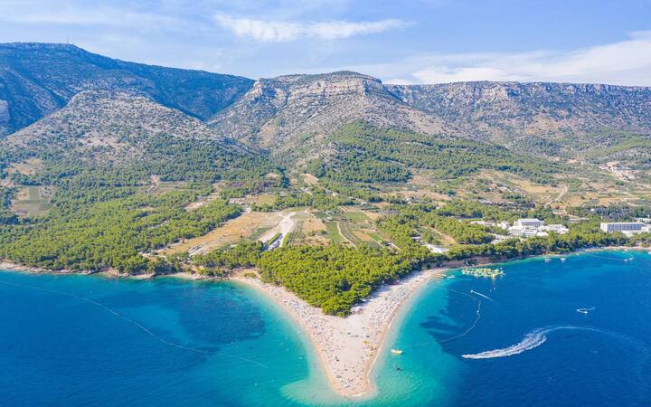 Luchtfoto van het strand Zlatni Rat bij Bol op Brač, met de berg Vidova Gora op de achtergrond