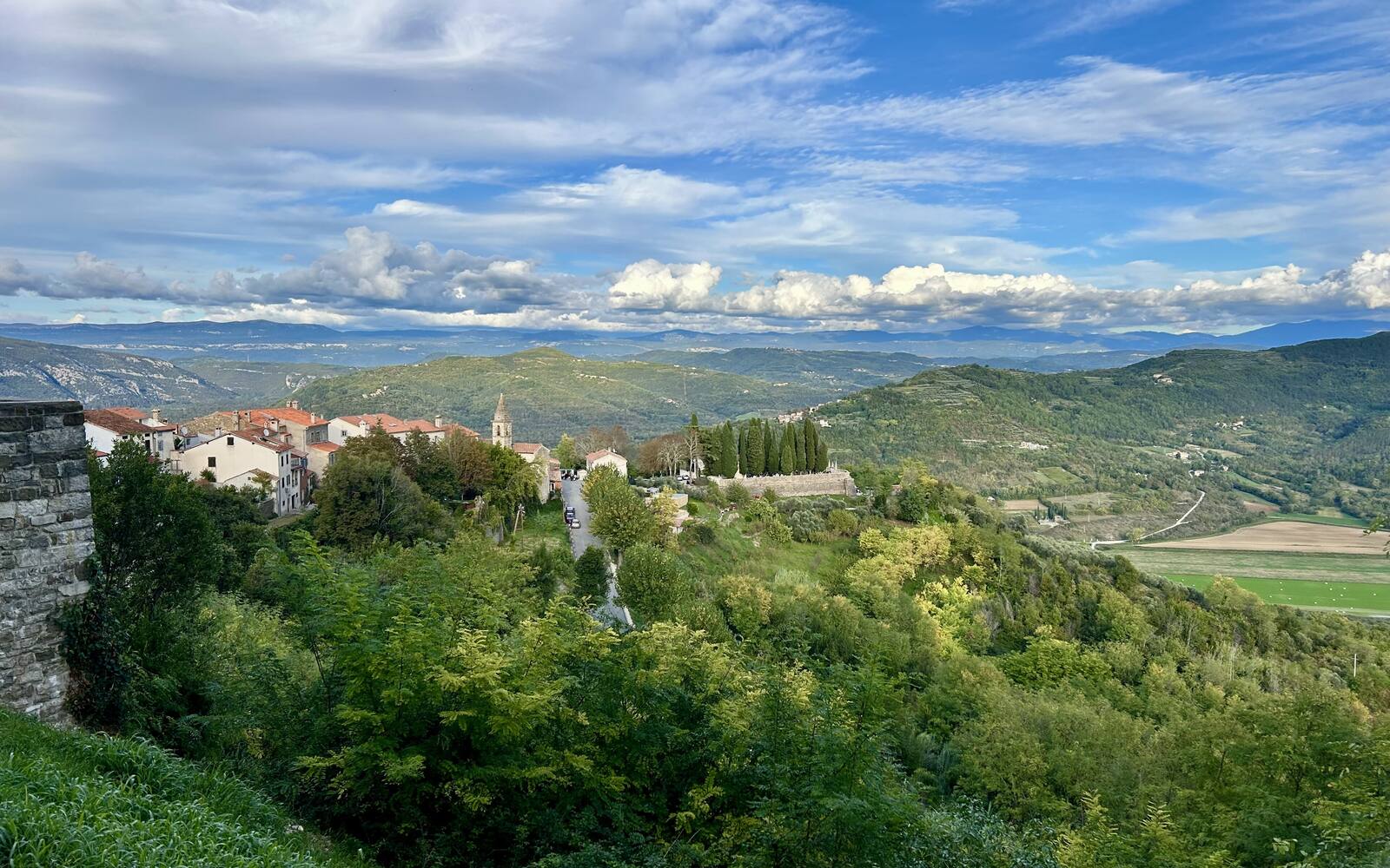 Uitzicht vanaf de stadsmuur van Motovun over de groene, beboste heuvels en het dal van binnenland-Istrië