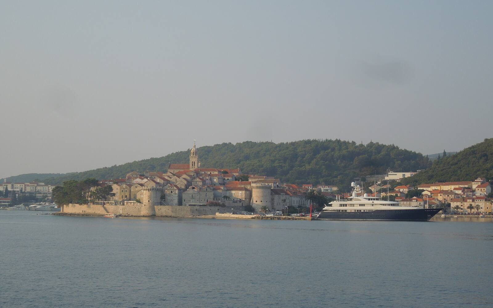 Het oude stadje van Korčula met de klokkentoren van de kathedraal, gezien vanaf zee