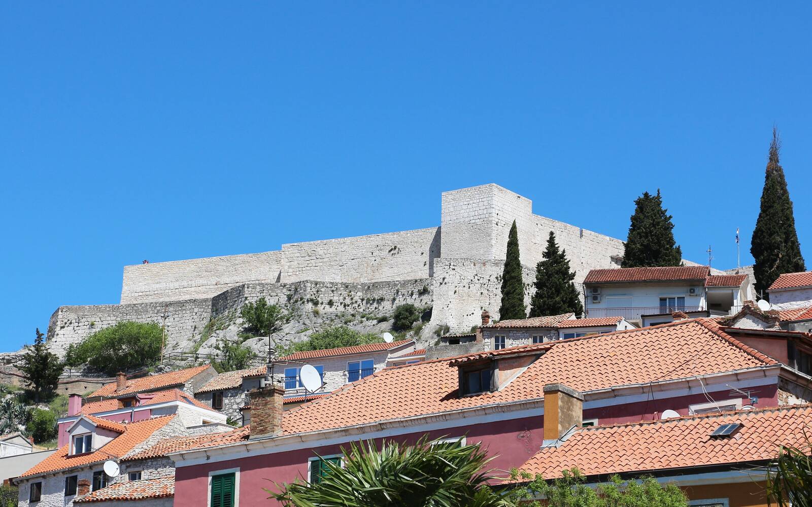 Het fort van Sint-Michaël boven de daken van de oude stad van Šibenik