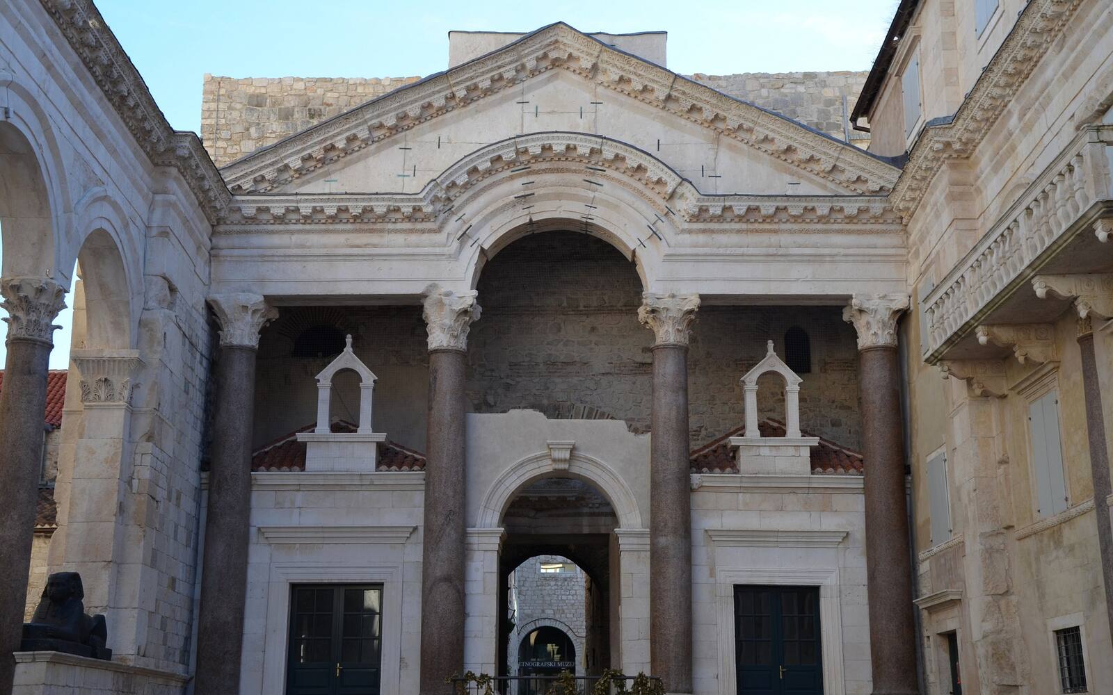 Het Peristyle in het paleis van Diocletianus in Split, met Romeinse zuilen en de toegang tot de keizerlijke vertrekken
