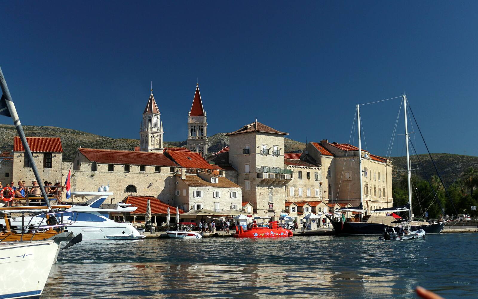 De oude stad van Trogir gezien vanaf het water, met kerktorens, paleizen en jachten aan de kade
