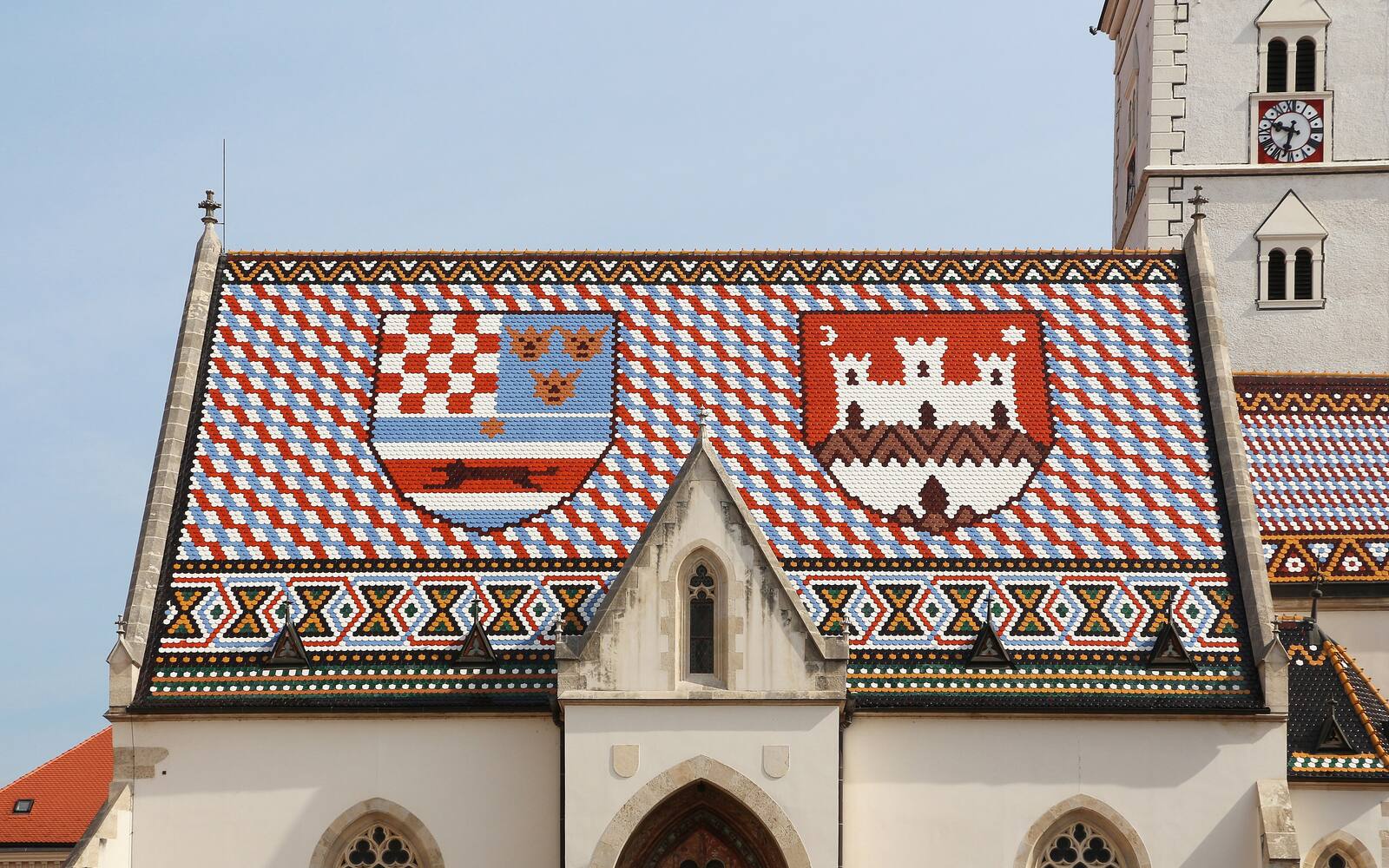 Het kleurrijke pannendak van de Sint-Marcuskerk in Zagreb met de wapens van Kroatië en de stad