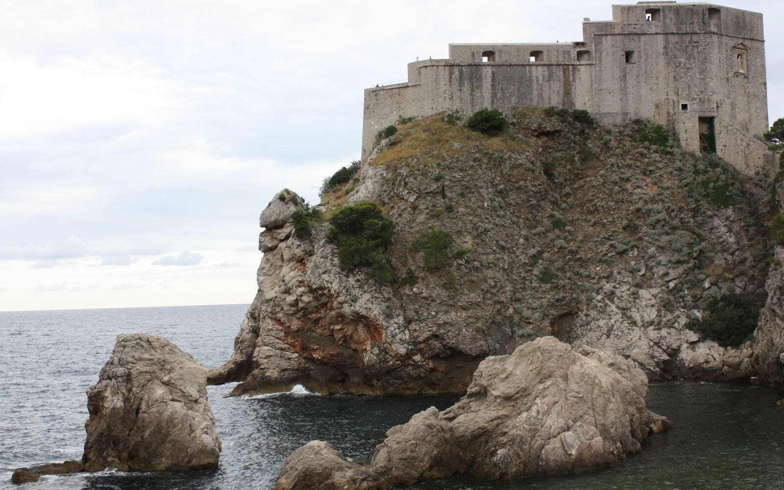 Fort Lovrijenac op een rots boven de zee bij Dubrovnik