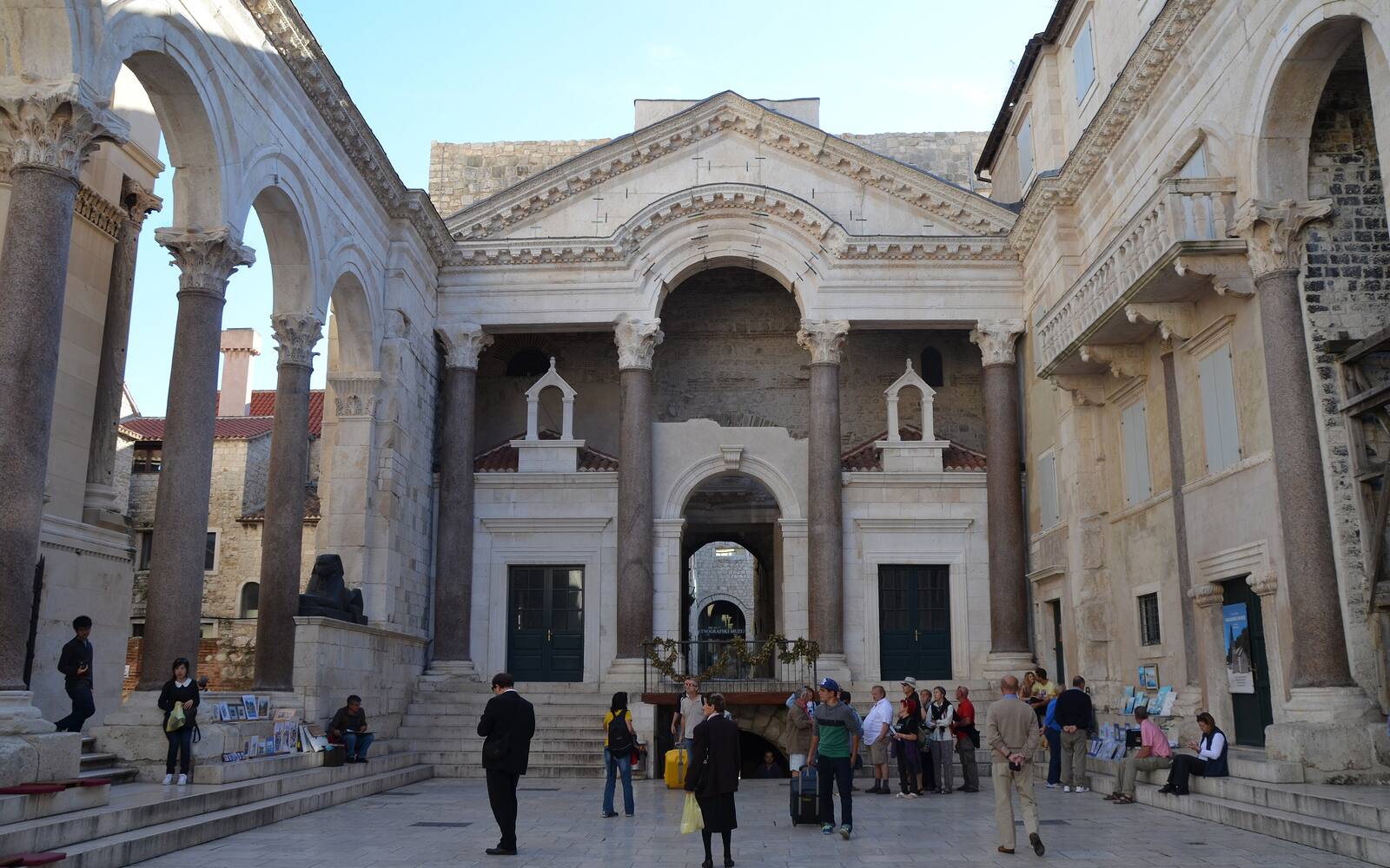 Het Peristylium van het paleis van Diocletianus in Split met Romeinse zuilen, bogen en de trap naar de vestibule