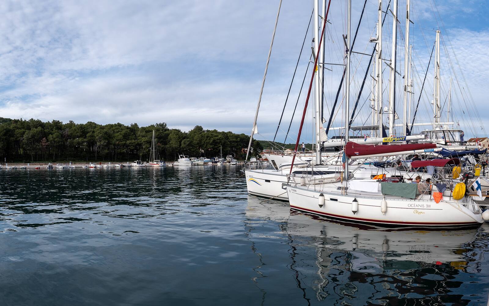 Zeiljachten afgemeerd in de rustige haven van Stari Grad op Hvar
