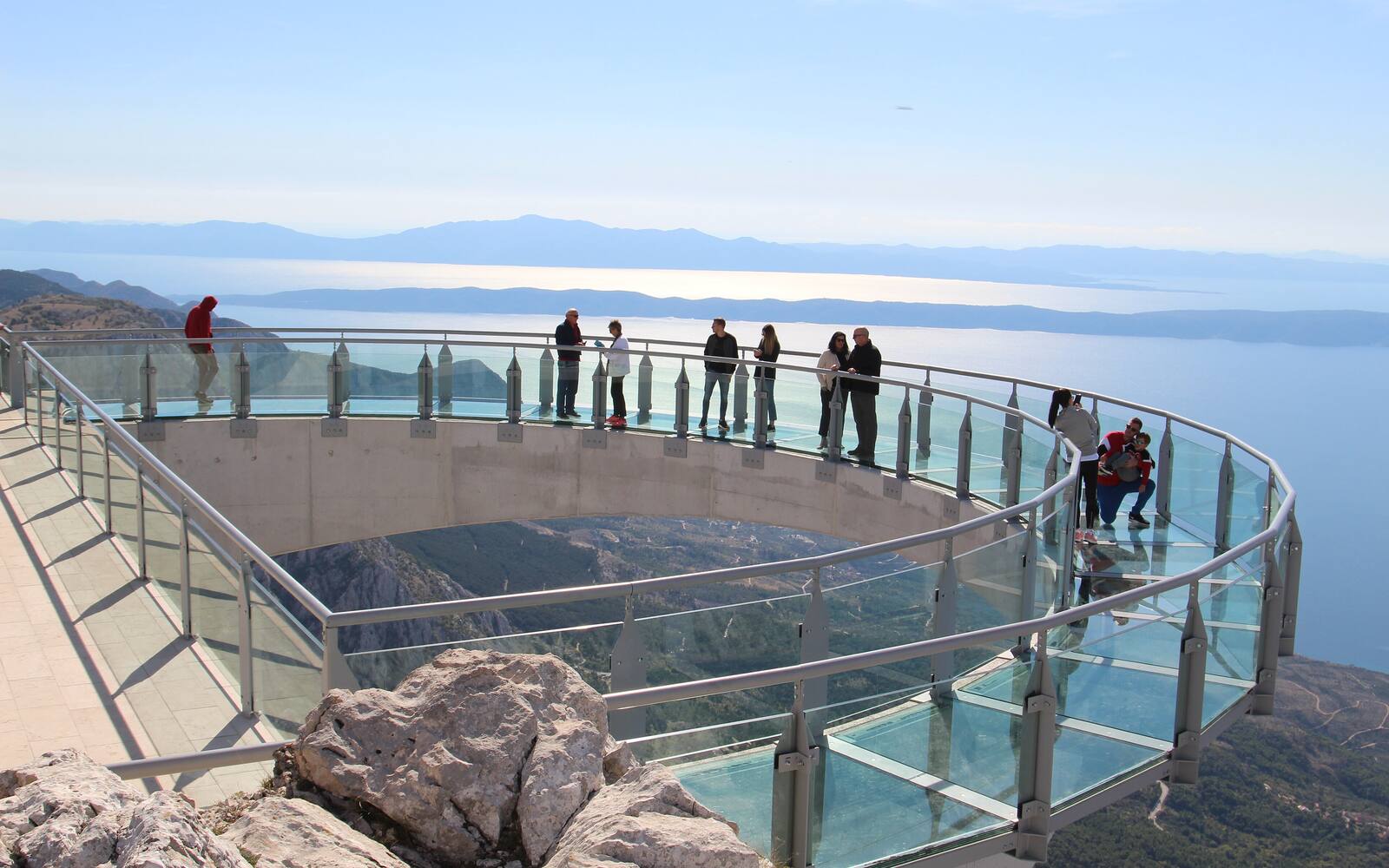 Het glazen uitkijkplatform Skywalk Biokovo boven de kust, met uitzicht op zee en eilanden