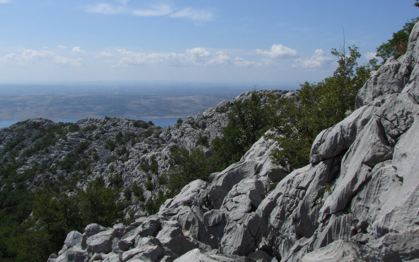 Uitzicht vanaf een rotspunt bij Anića kuk in Paklenica over de kale kalksteenrotsen naar de Adriatische kust