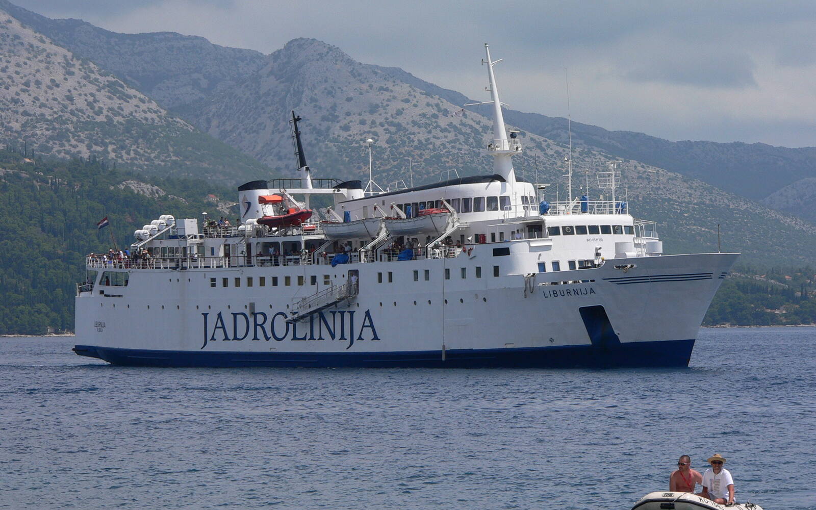 Witte Jadrolinija-veerboot vaart langs de bergachtige kust bij Korčula