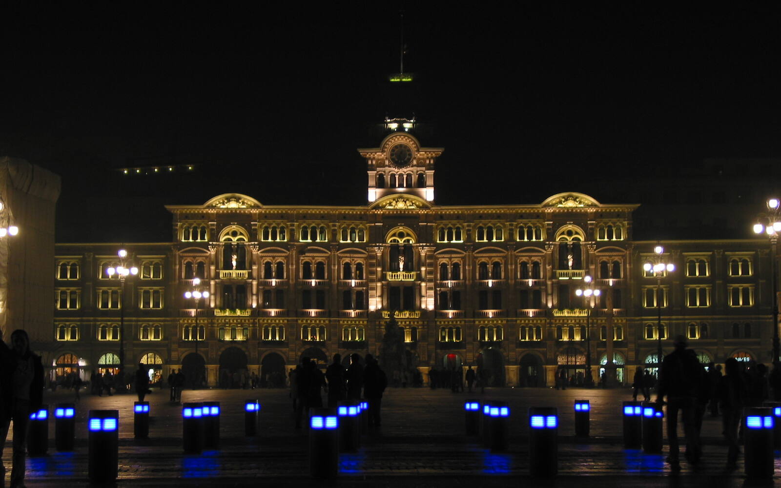 Het verlichte stadhuis aan de Piazza Unità d'Italia in Triëst bij nacht